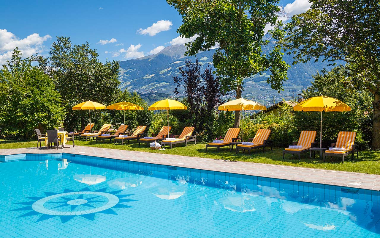 Outdoor-Pool des Hotels Kristall in Marling an einem Sonnentag