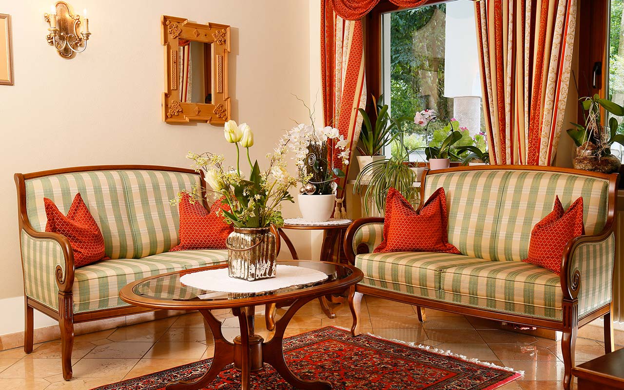 Sitting area in ​​the lobby with striped sofas and flower pots