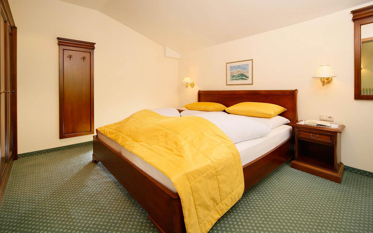 Camera da letto matrimoniale con moquette in un appartamento dell'Hotel Kristall vicino Merano