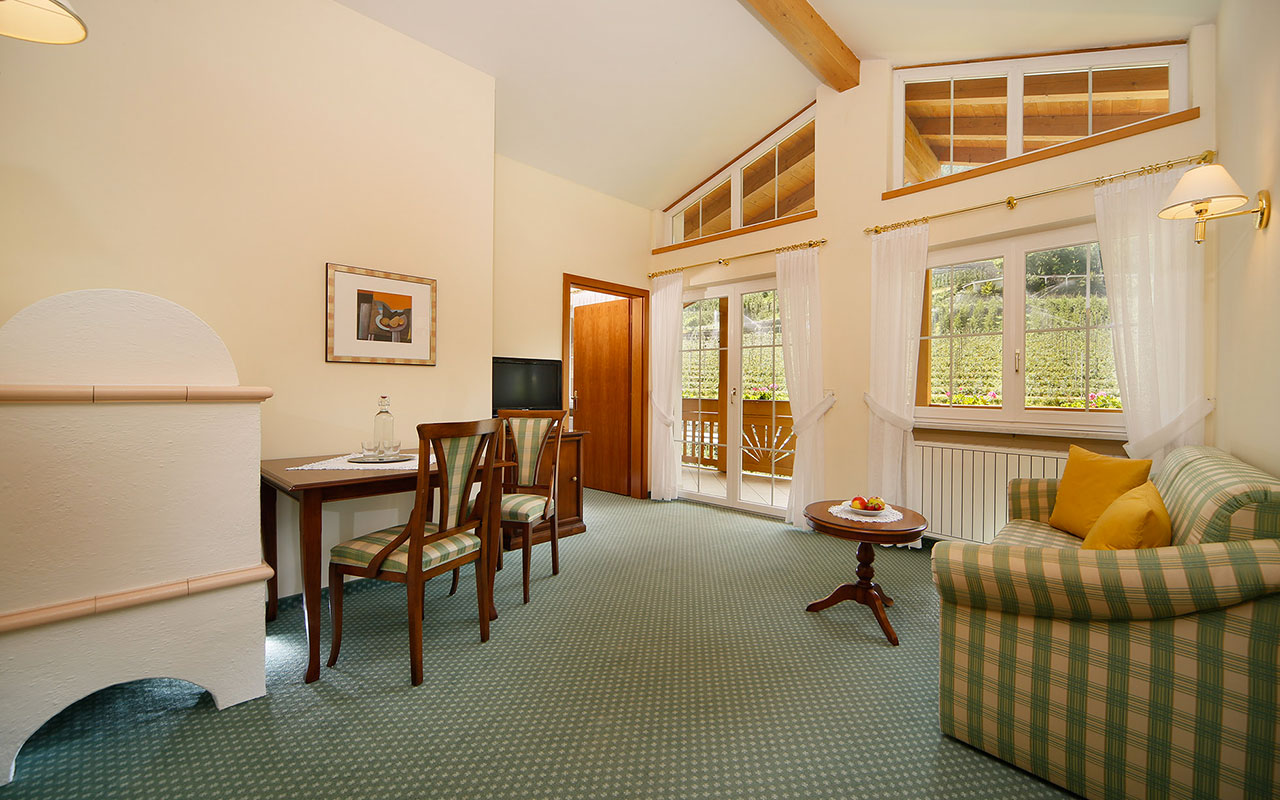 The sitting room of the Hotel Kristall apartments with balconies and windows