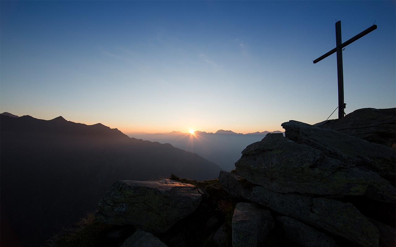 Wanderer bewundern das Panorama von einer Bergspitze aus